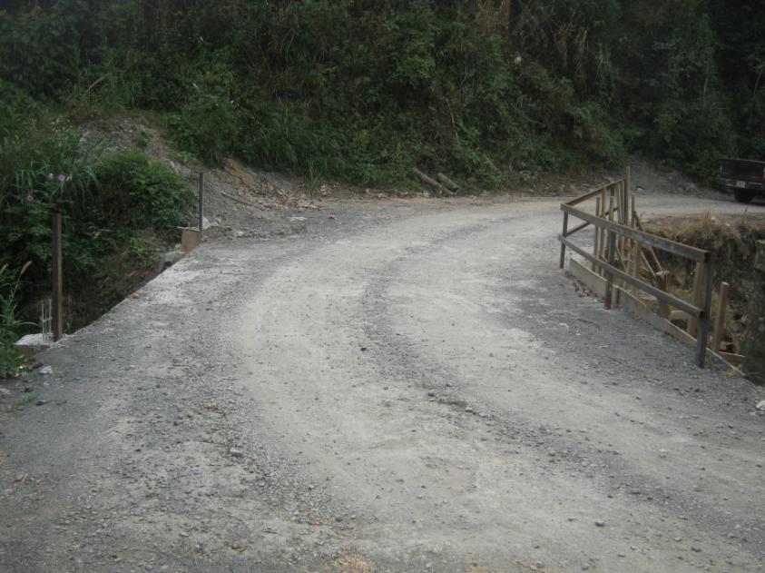 Realizado con aporte de mano de obra comunal. 5. Limpieza de derrumbes y Rehabilitación del paso en caminos municipales.