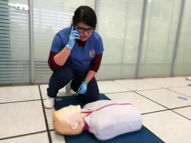 una ambulancia y un Desfibrilador Externo Automático (DEA) Comprobar si la víctima no respira o lo