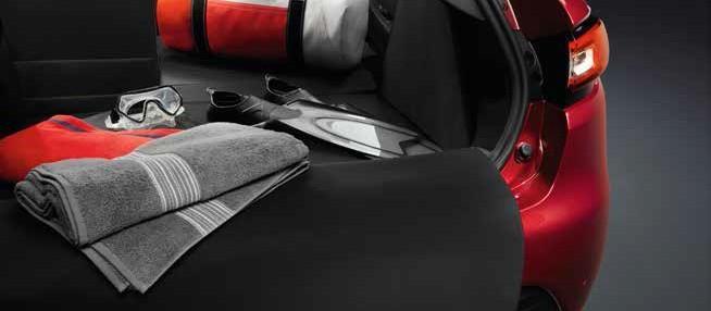 Protege con eficacia la moqueta de origen y se adapta perfectamente a la forma del maletero del vehículo. Se instala y limpia fácilmente gracias a su material semirrígido.