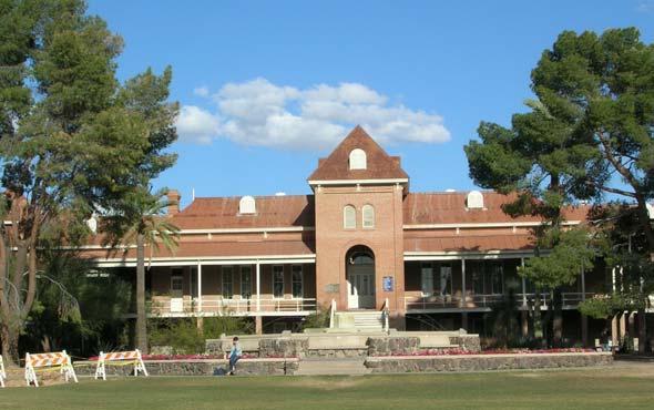 Información de la Universidad de Arizona y nuestro departamento Somos una de las dos universidades estatales en Arizona, con más de treinta mil estudiantes.