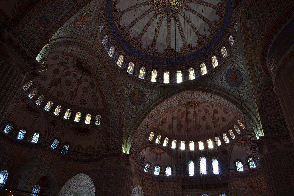Un poco de historia La, o Mezquita del Sultán Ahmed fue construida entre 1609 y 1613 por orden del mismo Sultán en el lugar que ocupaba antiguamente el Gran Palacio de Constantinopla, todo un símbolo.