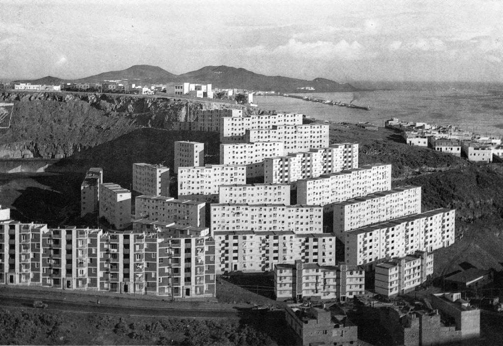 partir de los años sesenta produjo un notable desplazamiento de población rural de Tenerife y Gran Canaria, así como del resto del archipiélago, hacia las capitales provinciales y las principales