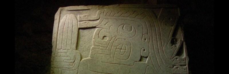 Chavín de Huantar Cultura Chavín Hace aproximadamente 3000 años, en el área andina septentrional del Perú, existió una civilización que alcanzó un amplio conocimiento de las técnicas arquitectónicas,