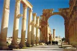 Visitamos la ciudad antigua, la bella avenida columnada (con sus templos, ágora, teatro, senado, banos,etc.