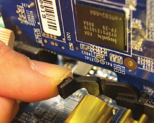 Apague siempre el equipo y desenchufe el cable de alimentación de la toma de corriente eléctrica antes de instalar una tarjeta de expansión para evitar daños en el hardware.