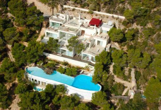 Villa Roca Nº de registro: ET-E-0076 Ibiza 16 personas (people) Mansión ultra moderna de construcción nueva a 200m sobre nivel de mar, encima de su propia montaña en 120.000m 2 de la reserva natural.
