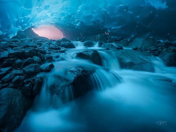 Atrapado en las cuevas del hielo Mike Wahlberg, un militar de Alaska, quedo atrapado en las cuevas del hielo.