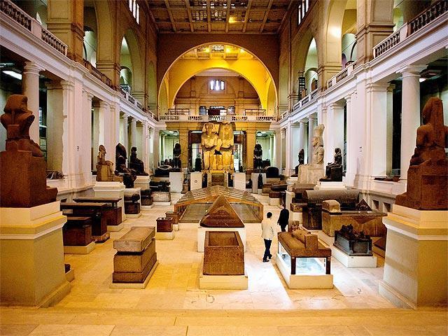 El Cairo. Museo Egipcio, Ciudadela con la Mezquita de Mohamed Ali y Bazar Khan-Khalil. Después de desayunar, a las 8:00Am, su guía los pasará a buscar al hotel.