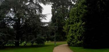El parque se instaló en los terrenos de la antigua abadía de St Melaine y jugó un papel decisivo en la