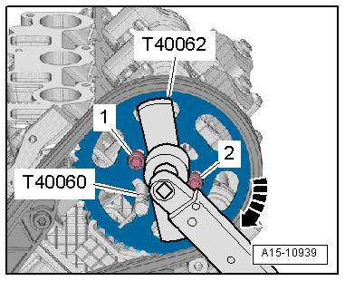 Con la ayuda de un segundo mecánico, pretensar la rueda derecha de cadena del árbol de levas con el adaptador - T40062- y una llave dinamométrica a 20 Nm en sentido horario -flecha- y mantener la
