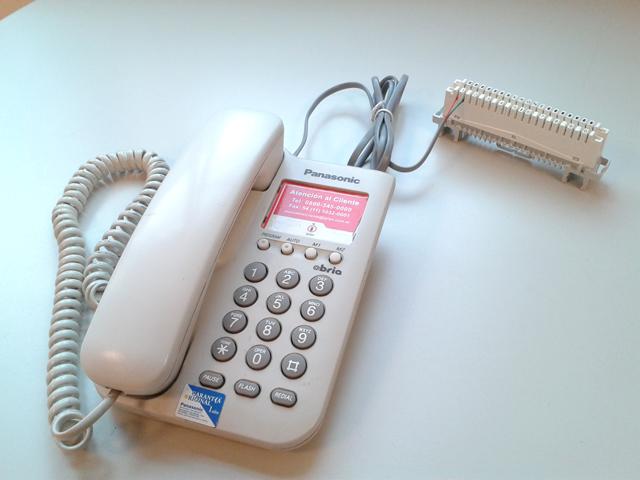 De esta manera, se facilita el cableado hasta los distintos teléfonos al evitar utilizar una roseta por cada línea.
