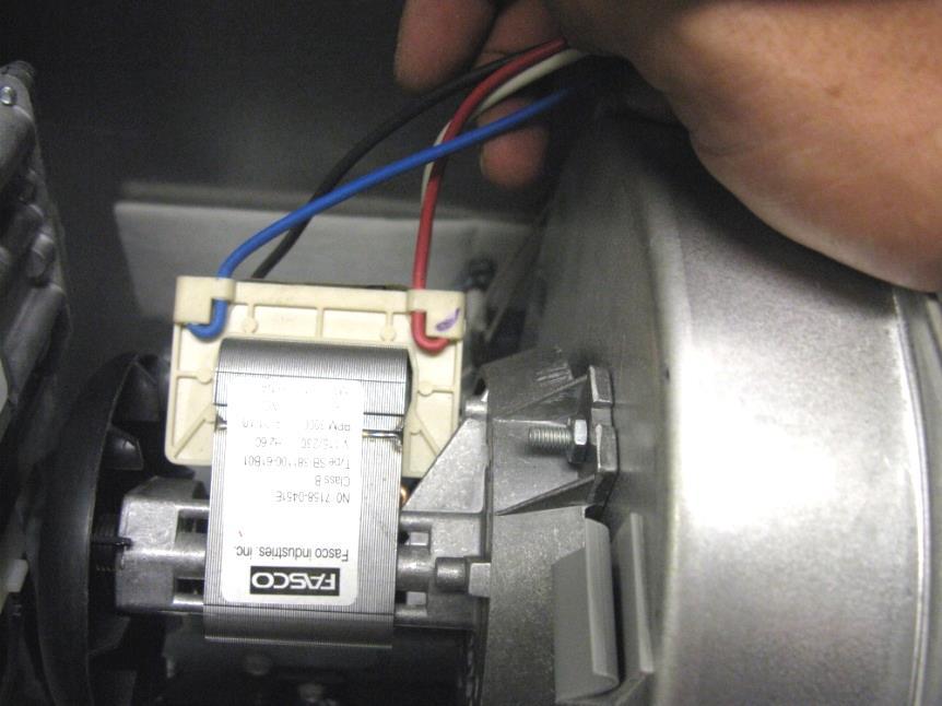 Paso 1: Localización y resolución de problemas: Fusible FC4 abierto Inspeccione los cables del encendedor y del soplador y asegúrese de que
