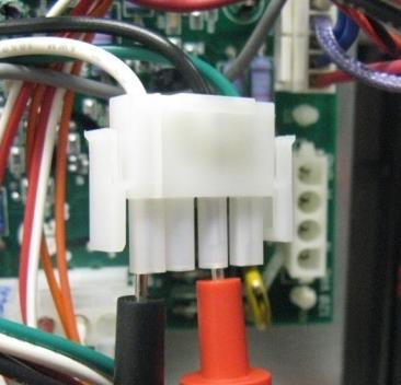 Luz de servicio encendida: Código BD Paso 3: Desconecte el enchufe del conector E10 del ICB y mida