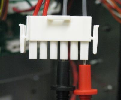 110 a 125 VCA entre las clavijas 4 y 6 del transformador (cables grises).