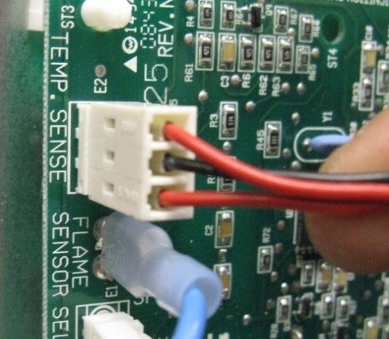 Luz de servicio encendida: Códigos SF y HS Paso 1: Código SF: Sensor Failure (falla del sensor) Inspeccione el cable del sensor de temperatura (termistor); asegúrese de que el sensor esté bien
