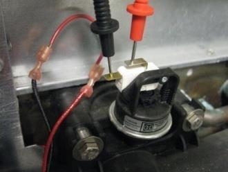 Inspeccione los cables del interruptor de presión de agua y asegúrese de que los terminales del mazo de cables estén bien conectados en los terminales de horquilla