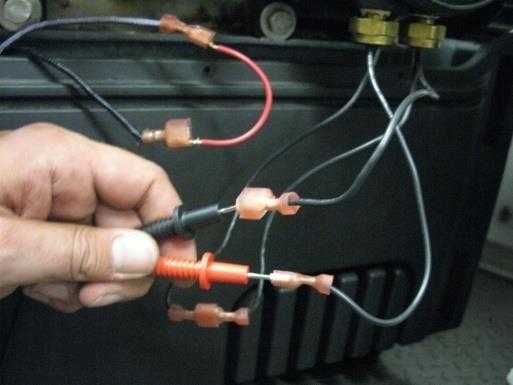 Se aplica solamente a las instalaciones interiores Inspeccione los cables del interruptor de presión de ventilación y las