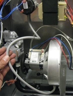 Luz de servicio encendida: Código AO Paso 1: Compruebe si hay cables defectuosos en el soplador y el interruptor de vacío del soplador, tuberías defectuosas, arpón de