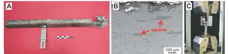 La conservación de los geomateriales utilizados en el patrimonio En los perfiles de emplomado se detectó la capa de pasivación habitual en el plomo compuesta por PbO y carbonatos como la cerusita.