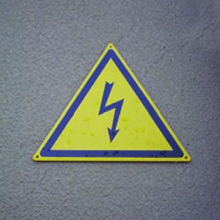 Los resgos de la corrente eléctrca La utlzacón de la corrente eléctrca supone sempre unos resgos para las personas, las nstalacones eléctrcas y los propos receptores eléctrcos.