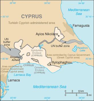 Dhekelia es la Base Soberana Oriental que se encuentra entre Larnaca y Farmagusta y cerca del límite con la República Turca del Norte y por tanto, de la zona de contención administrada por Naciones