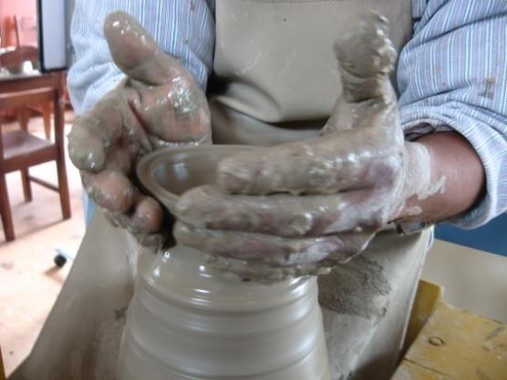 Se continúa trabajando hasta que la vasija tome el diámetro y la altura deseada.
