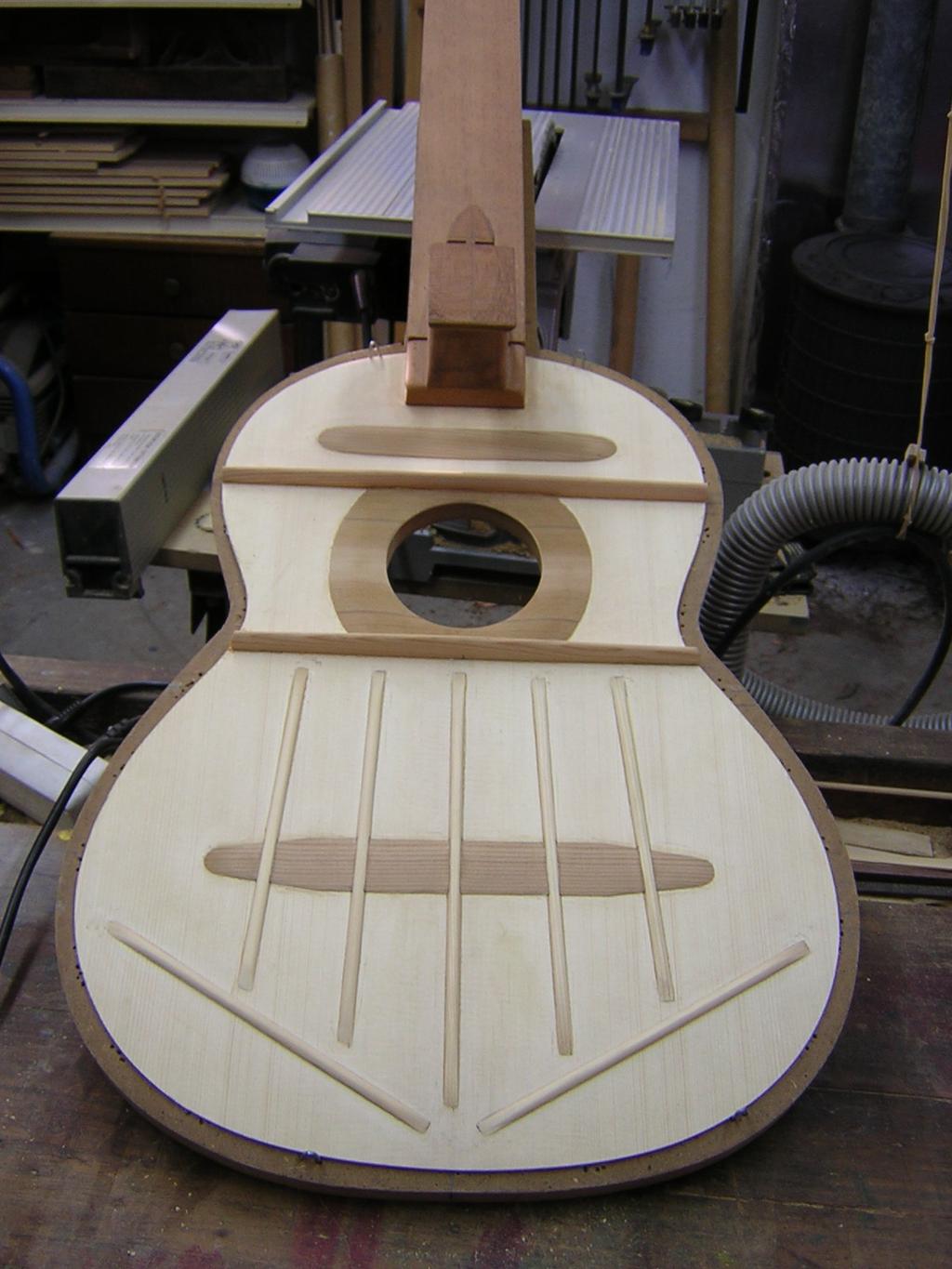 Barretas armónicas Una vez recortada la silueta de la guitarra, se coloca sobre el molde y se encolan todas las piezas que configurarán el sonido