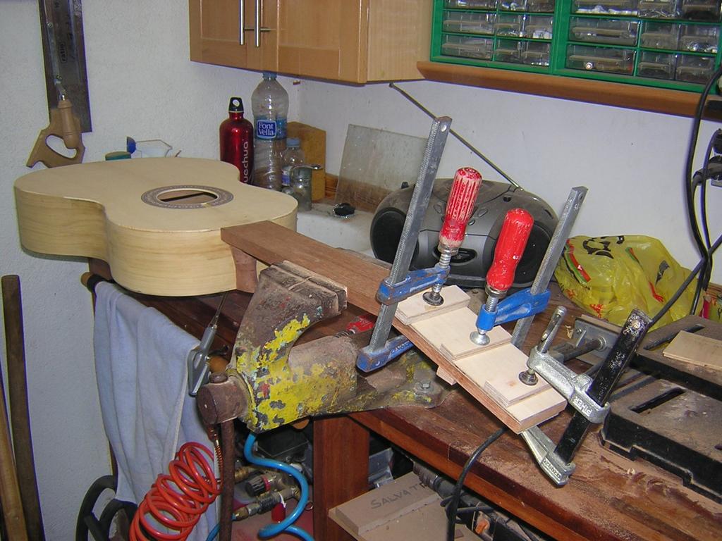Colocación de la Tapeta de la pala Una vez montada la caja de la guitarra, se encola en