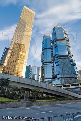 Hong Kong 17 building and blue sky. El informe revela que en 2050 China será la primera potencia económica mundial, en tanto que India ocupará el segundo lugar.