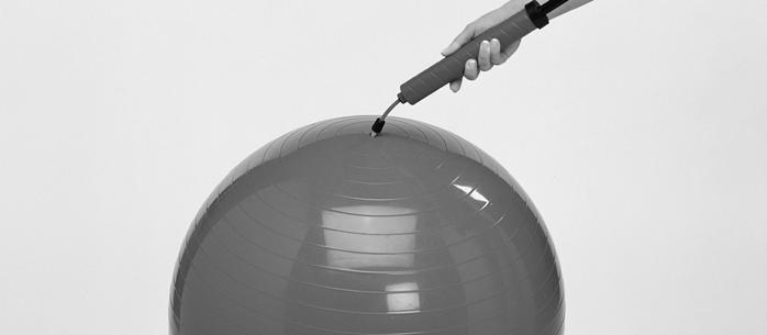 Paso 3: Con la bomba de aire, infle la pelota de ejercicios hasta conseguir la dureza deseada.
