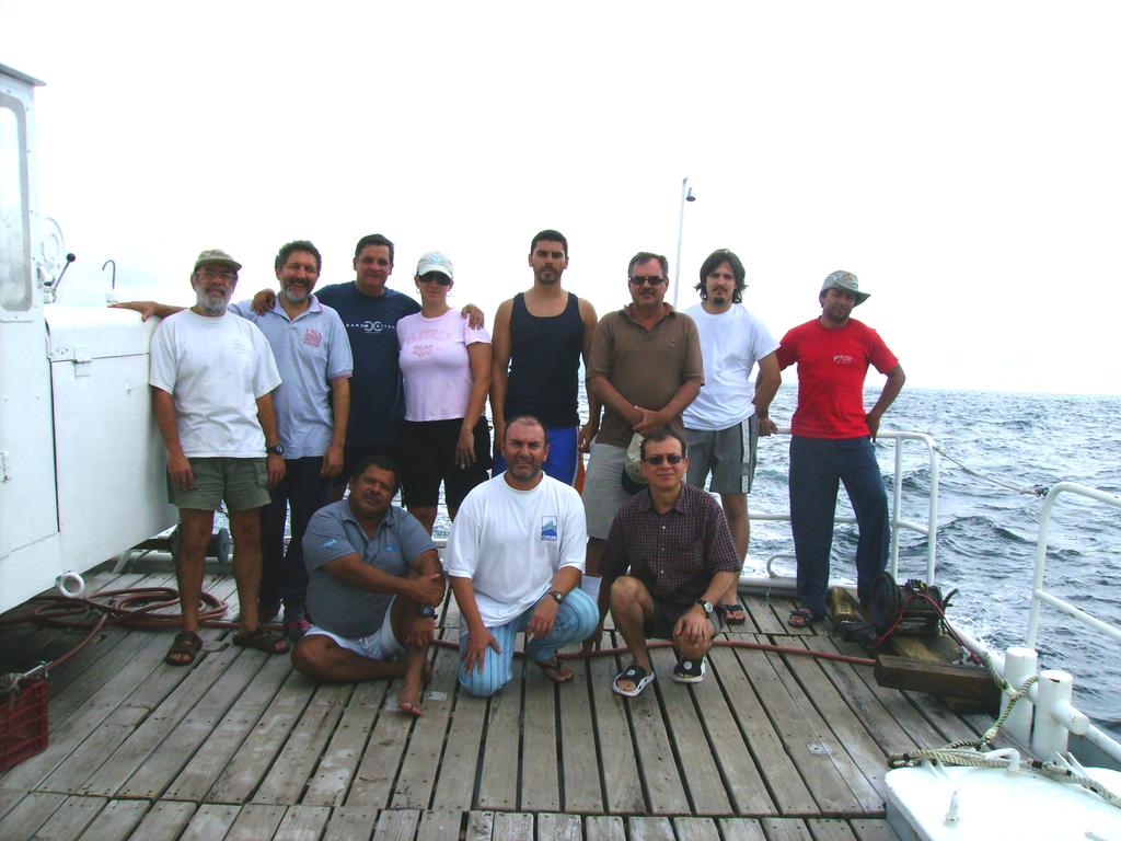 Foto 1. Grupo de investigadores y asistentes participantes en la Expedición UCR-UNA- COCO-II del 2 al 10 de octubre del 2010 al Corredor Costa Rica-Isla del Coco.