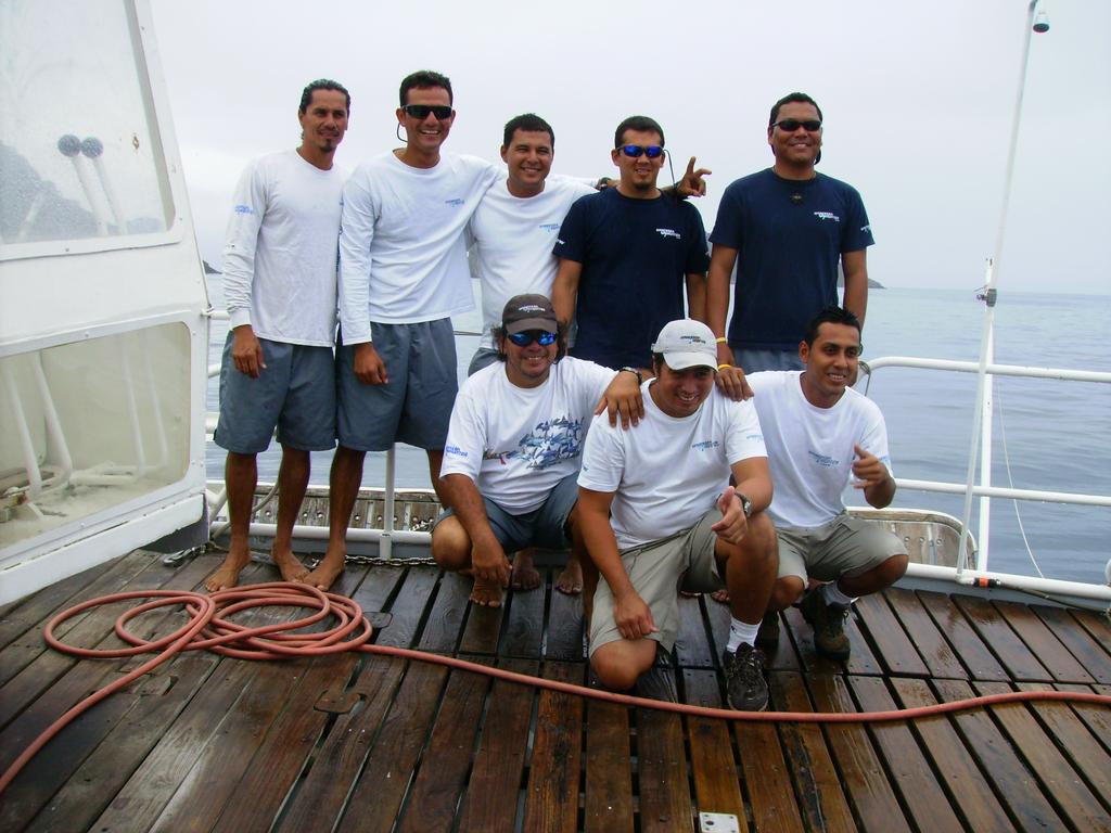7 Cuadro 2. Tripulación del MV Undersea Hunter durante la Expedición Científica UCRUNA-COCO-II al Corredor Costa Rica-Isla del Coco, 3 al 10 de octubre 2010 (Foto 2).