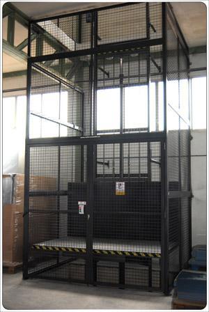 La normativa actual para equipos de elevación de cargas obliga a instalar con el montacargas sistemas de protección perimetral para