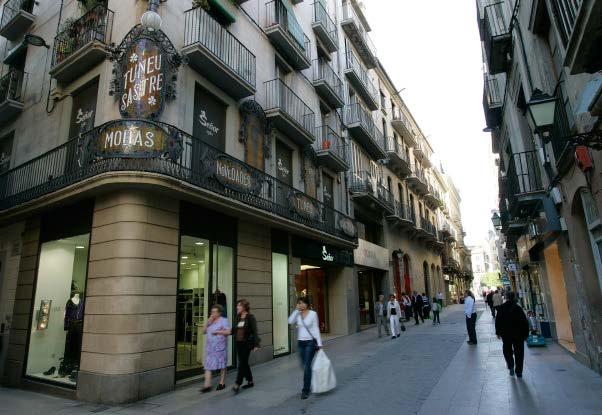 principales calles y plazas donde podemos admirar edificios como la Casa Torrents -popularmente conocida como La