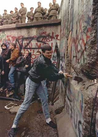 Dato curioso El muro de Berlín Los países del oriente de Europa estuvieron influenciados por la corriente socialista de la Unión de Repúblicas Soviéticas Socialistas.