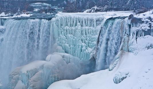 El martes, con la llegada del frío extremo del vórtice polar, el segundo que este año atenaza Canadá, las temperaturas en la región de Niagara, la zona más sureña del país, se desplomaron a 20 C.
