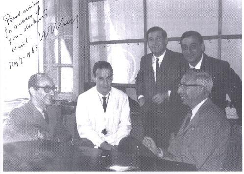 De izq. a der. Dr. Herrero, Dr. Calvo, Dr. Cascardo, Dr. Petrolito y Dr. Kolff Simultáneamente el Dr. Kolff es invitado por el Dr. Garzón Maceda al Hospital de Clínicas de Córdoba.