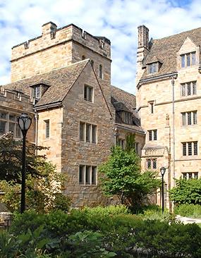La Universidad de Yale, está localizada en New Haven, en el estado de Connecticut, una ciudad rica en historia y de gran importancia cultural.