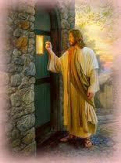20 Mira que estoy a la puerta y llamo. Si alguno oye mi voz y abre la puerta, entraré, y cenaré con él, y él conmigo.
