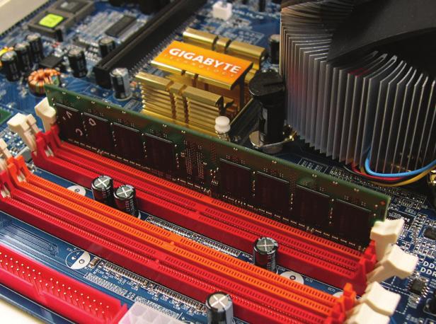 Muesca DDR2 DIMM Un módulo de memoria DDR2 tiene una muesca, de forma que solamente puede encajarse en una posición.