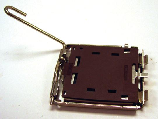 Paso 2: Levante la placa metálica de carga que se encuentra en el zócalo del microprocesador. (NO TOQUE los contactos de la toma.