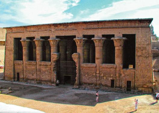 sita opcional de día completo a la ciudad de El Cairo: el Museo de arte faraónico, la Ciudadela de Saladino con su Mezquita de Alabastro, el Bazar de Khan el Khalili y el Barrio copto.