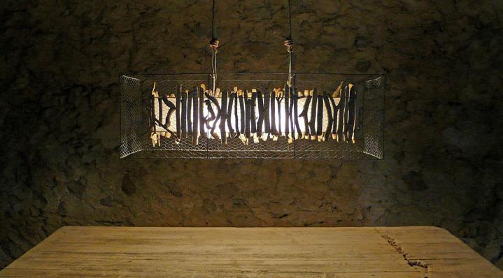 LAMPARA DRAGONERA Lámpara de techo fabricada con rejilla, madera, hierro y