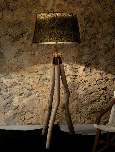 LAMPARA MALTA Lámpara de pié fabricada en madera y hierro.