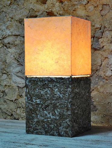 LAMPARA MALGRATS Lámpara de mesa fabricada con hojas de poseidonia y
