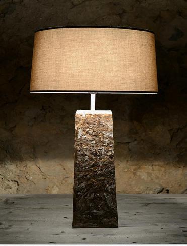 LAMPARA STROMBOLI Lámpara de mesa fabricada con hojas de