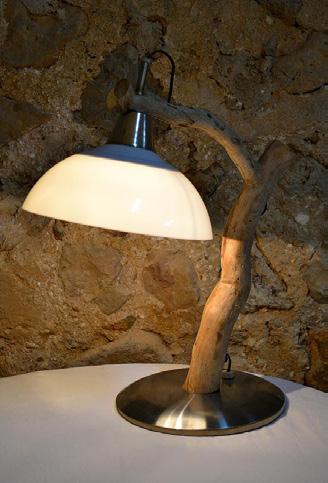 LAMPARA CABRERA Lámpara de mesa fabricada en madera, aluminio, acero y