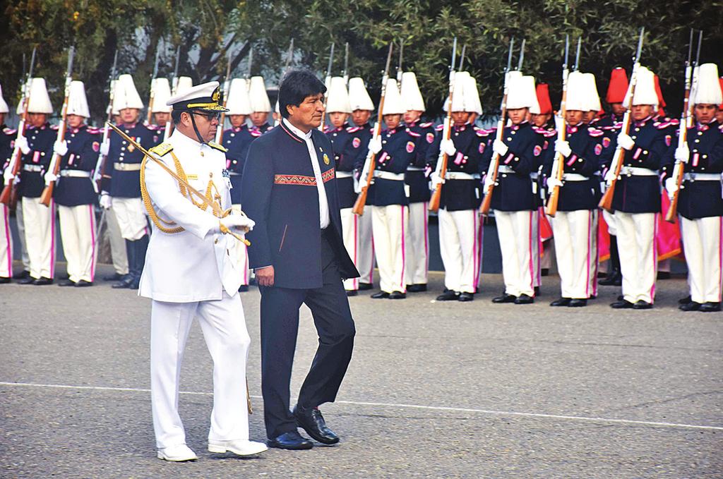 Discurso presidencial 1 1. El presidente Morales pasó revista a los cadetes del Colegio Militar. 2.