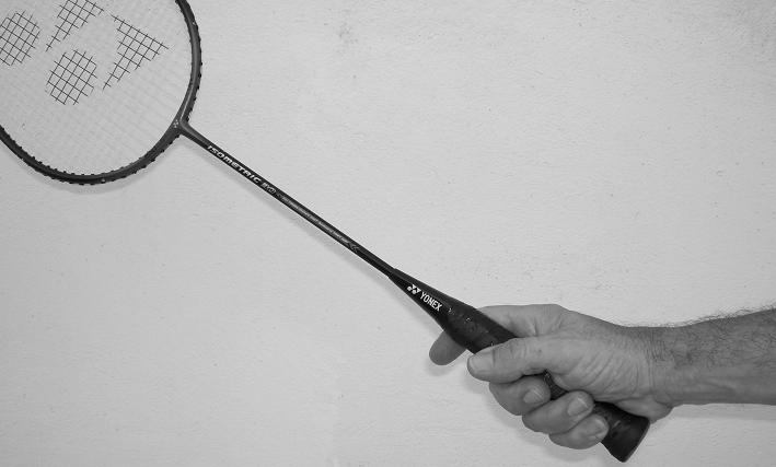 Si manté aixecada la raqueta prop de la xarxa per a fer rebotar el volant quan el contrari el colpeja cap avall, llevat que el jugador vulgui protegir-se la cara amb la raqueta.
