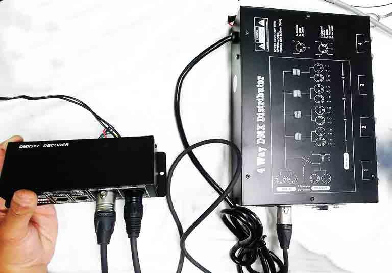 se puede utilizar un Amplificador de señal y se conecta de la siguiente manera: DMX512 IN DMX 512OUT CABLE DMX